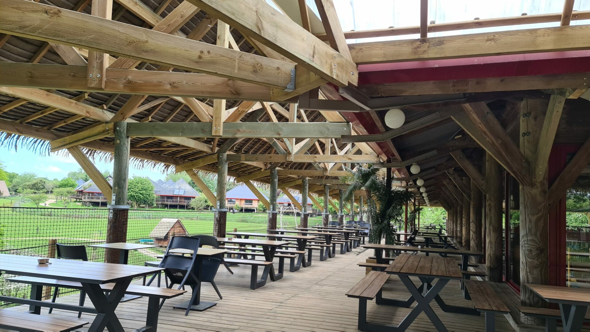 Terrasse couverte du restaurant La Pagode donnant sur le parc Cerza.