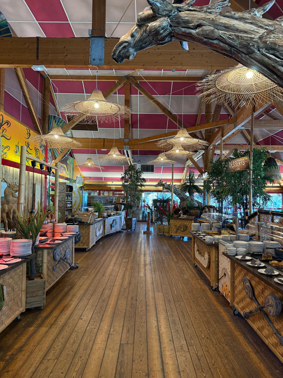Intérieur du restaurant La Pagode au Cerza, buffets et décoration en bois ; ambiance du déjeuner.